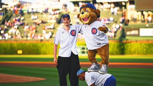 CHICAGO CUBS Trending Image: Purdue star, NBA Draft prospect Zach Edey throws out first pitch at Cubs game